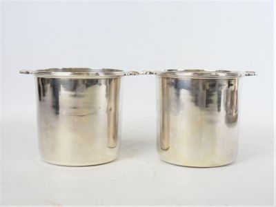 paire de tasses plaquées argent, munies d'une anse de chaque côté