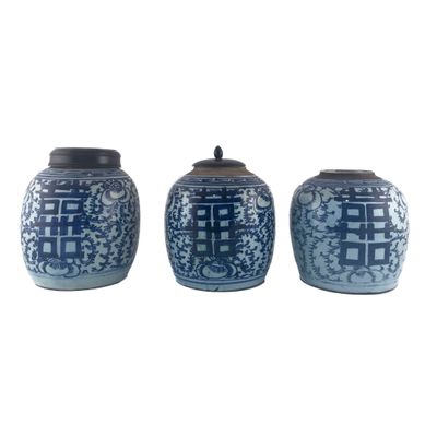 trois pots à gingembre bleus et blancs avec couvercle, sur fond blanc