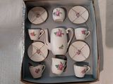 une boîte contenant tout un tas de tasses et de soucoupes