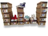 une pile de cartons sur lesquels sont posées des chaussures