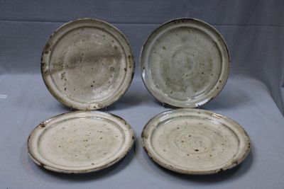 trois assiettes sont posées les unes à côté des autres sur une table