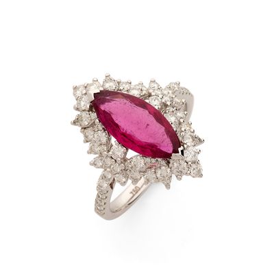 BAGUE retenant une tourmaline rubellite navette de 1,70 cara…