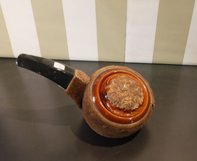 LONGCHAMP, Attribué à Pot à tabac en forme de pipe en gainée…