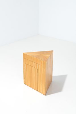 une petite boîte en bois avec un couvercle sur une surface blanche
