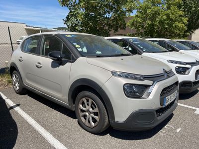plusieurs voitures garées les unes à côté des autres dans un parking
