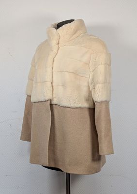 une photo d'un manteau de femme posé sur un présentoir pour mannequin