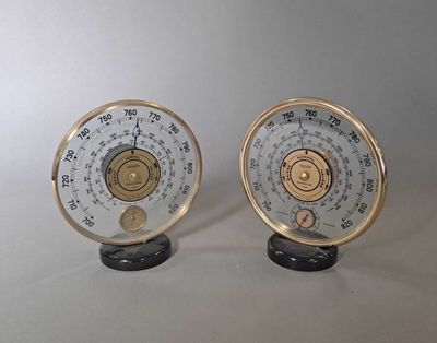 deux horloges posées côte à côte sur une table