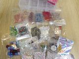 il y a plein d'objets différents dans le sac posé sur la table