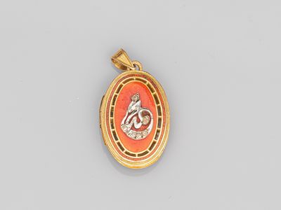 un pendentif camée en or et corail