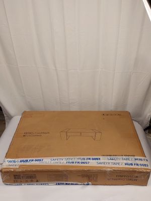 une boîte en carton posée sur une table blanche