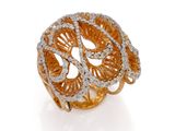 une image d'une bague en or et diamants sur fond blanc