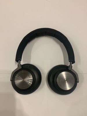 un casque posé sur un mur blanc