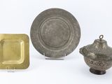 trois couverts et une assiette posés sur un plateau blanc