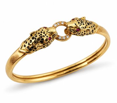 un bracelet en or orné de deux léopards et de diamants
