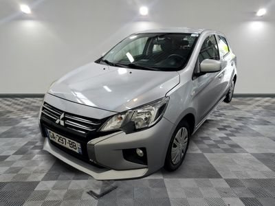 la photo d'une voiture argentée garée dans un garage
