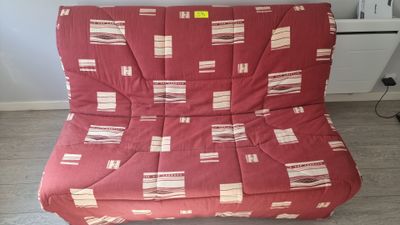 un fauteuil-futon orné d'un motif rouge et blanc