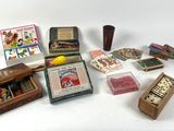 un grand nombre d'objets différents posés sur une table