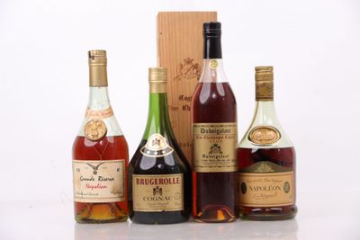 trois bouteilles d'alcools de différentes sortes et une boîte en bois