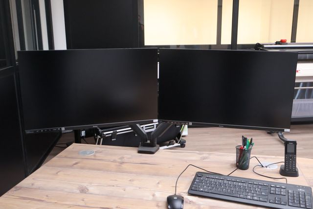 Lot comprenant 1 Unité centrale FUJITSU avec 2 écrans sur support...