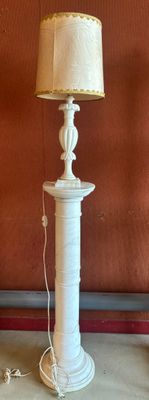 une lampe posée sur une table à côté d'une lampe