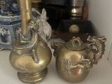 deux vases posés l'un à côté de l'autre sur une étagère