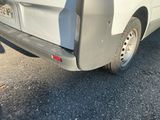 une camionnette blanche garée sur le bord de la route
