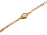 l'image d'une montre-bracelet en or entourée d'une chaîne