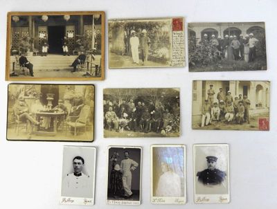 plusieurs vieilles photos en noir et blanc représentant des hommes et des femmes, posées sur une table