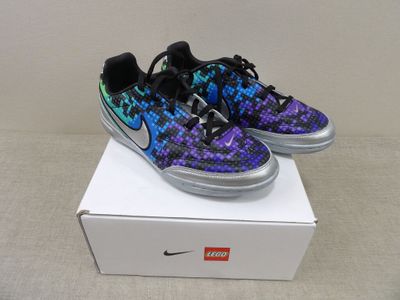 baskets Nike Air Force Low violettes et bleues dans une boîte blanche