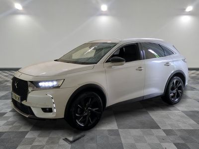 le 4x4 blanc est garé sur le sol en damier d'un garage