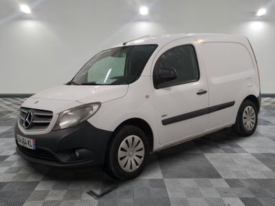 la camionnette blanche est garée sur le sol en damier d'une pièce