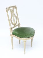 Chaise en bois laqué blanc, mouluré et sculpté à dossier lyr… (photo 6)