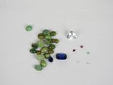 une table blanche recouverte d'une multitude de pierres de différentes couleurs