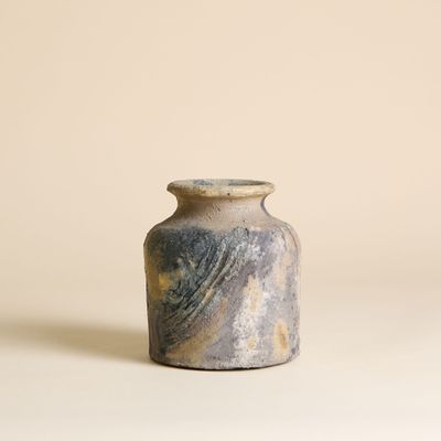 un petit vase posé sur une table