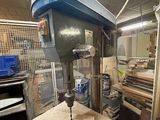 une image d'une machine qui travaille sur un morceau de bois