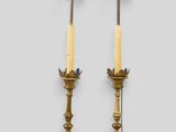 paire de bougeoirs anciens en laiton ornés de fleurs en verre transparent