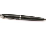 un gros plan d'un stylo posé sur une surface blanche
