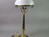une lampe de table ancienne en laiton, avec un abat-jour en verre blanc et une chaîne dorée