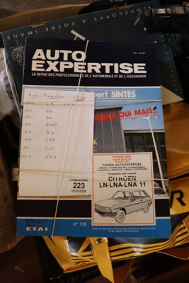 beaucoup de livres posés sur une table sur laquelle se trouve une voiture