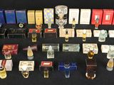 de nombreux parfums différents posés sur une surface noire