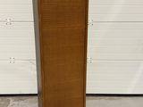 une photo montrant une grande armoire en bois devant une porte de garage