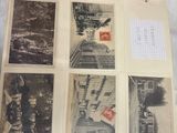 une photo en noir et blanc montrant de vieilles photos dans un coffret