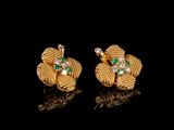 une paire de boucles d'oreilles en or ornées de pierres vertes et blanches