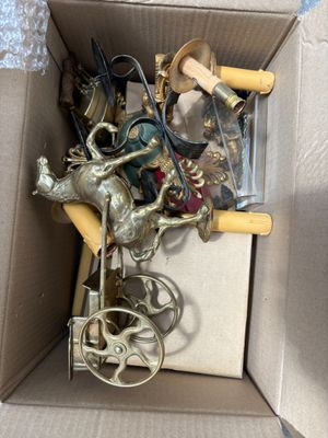 une boîte en carton contenant tout un tas d'objets divers