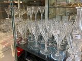 de nombreux verres à vin exposés dans une vitrine