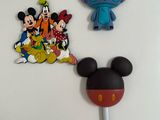 Les personnages de Mickey Mouse et Stitcher sont représentés sur une surface blanche