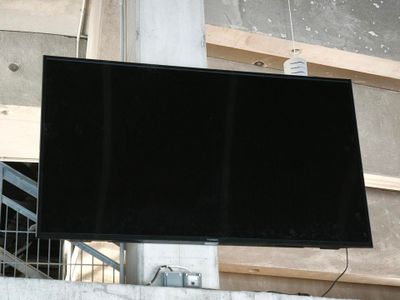 un grand téléviseur à écran plat accroché au mur
