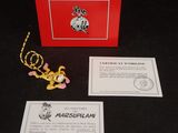une image représentant une boîte rouge sur laquelle sont posés un collier et une carte