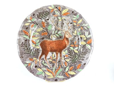 une assiette sur laquelle est représenté un cerf