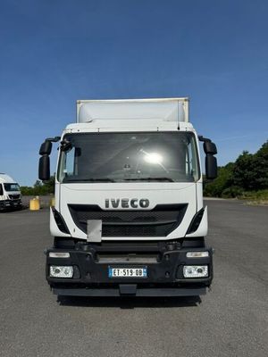 un camion blanc garé sur le bord de la route